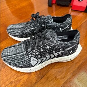 Nike Black and White Athletic Shoes WOMEN SIZE 8 NEW